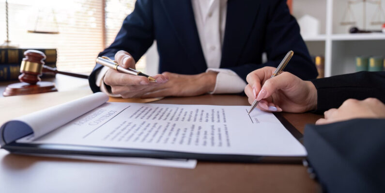 Czym różni się notariusz od radcy prawnego i adwokata