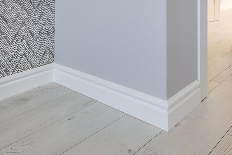 Jak dopasować wysokość przypodłogowej listwy do wysokości wnętrza